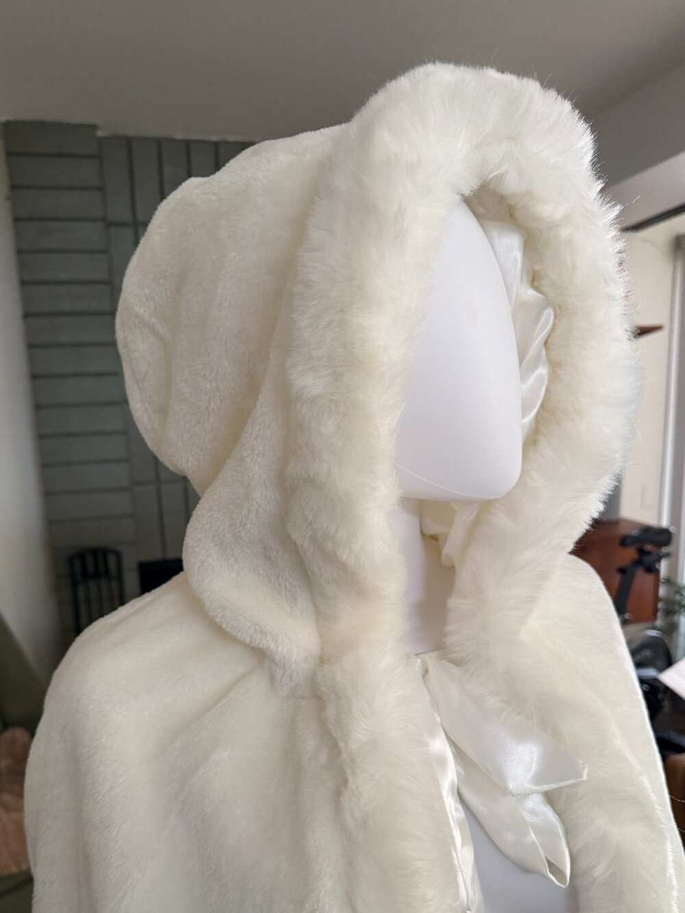 LUX Ivory Faux Fur Hooded Cape Cloak Extra Long Costume Cosplay or Bridal - Picture 6 of 15